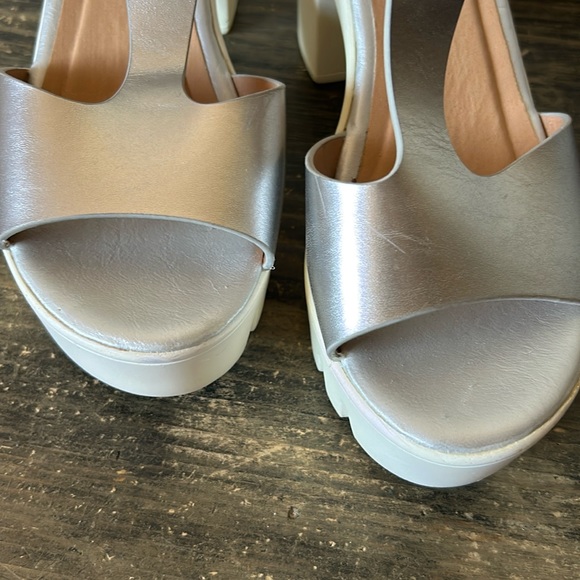 T STRAP PLATFORM SANDALS Size 7 - Picture 6 of 15